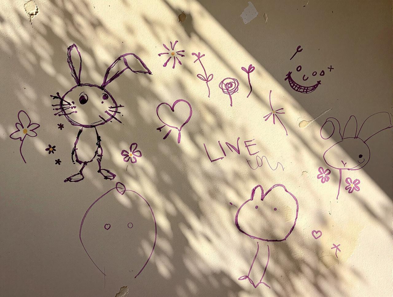 蜡笔涂鸦的墙还在吗